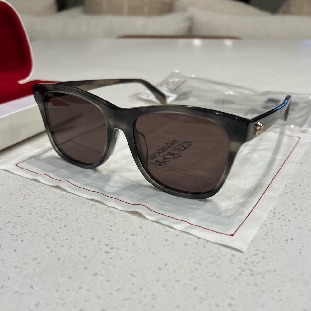 ALEXANDER MCQUEEN Patterned Sunglasses 56 MM lens grey and brown